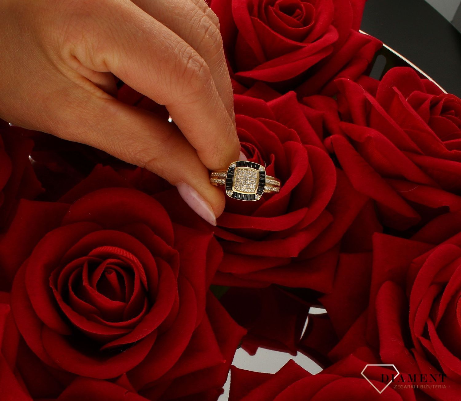 Złoty pierścionek sygnet damski 375 z cyrkoniami rozmiar 22 PI 6514 375. Sygnet damski z kwadratowym oczkiem. Złota biżuteria na prezent. Pierścionki złote na prezent. Pomysł na prezent dla kobiety. Oryginalny złoty pierścione.jpg